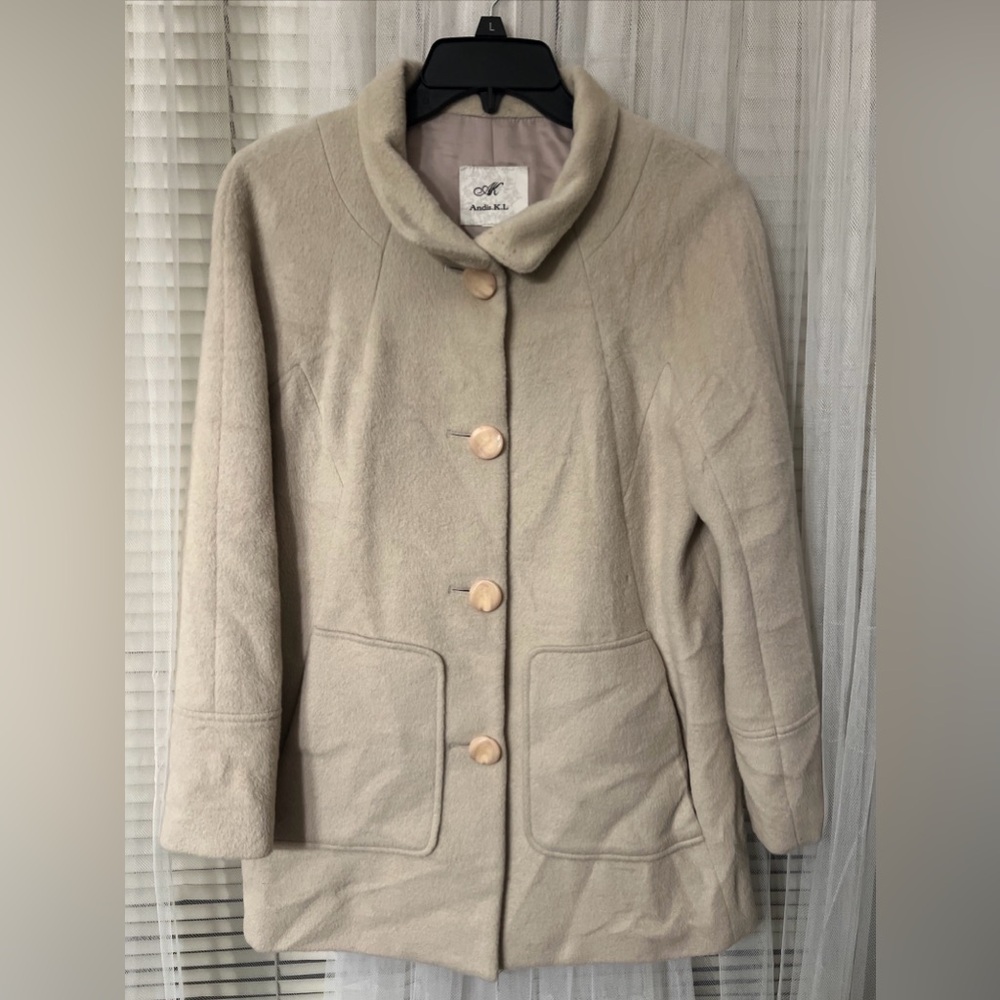 Andis.K.L   Jacket Women’s  Sz  19 By 31 Beige  M Cozy